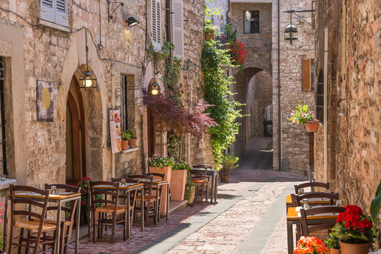 Tipico ristorante italiano nel vicolo storico © alexandro900