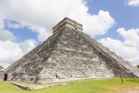 Temple of Chichen Itza, mayan pyramid in Yucatan, Mexico