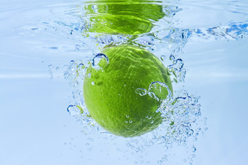 Limonka wpadająca do wody