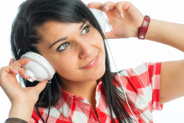 Mädchen hört Musik mit Kopfhörer