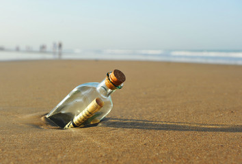 Botella con mensaje en la playa