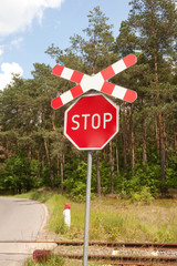 Znak "Stop", przejazd kolejowy