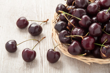 Cestino in vimini con ciliegie mature