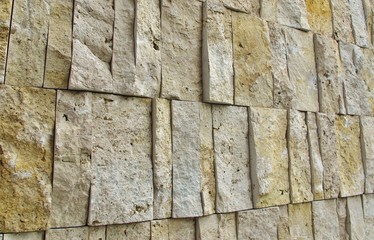 Wandverkleidung in Sandstein