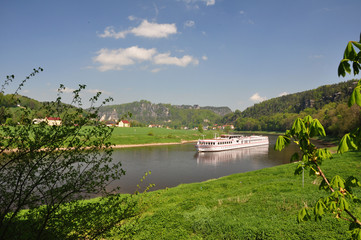 Schiff auf der Elbe / Sächsische Schweiz