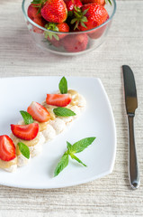 Meringue cake with cream and fresh strawberries
