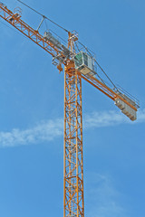 Montage de grue de chantier