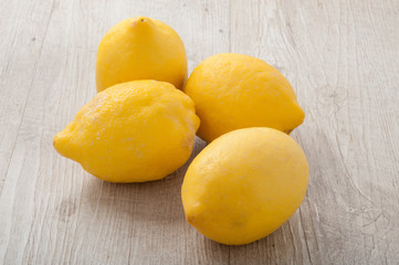 Limoni posati su un tavolo di legno