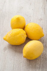 Limoni posati su un tavolo di legno