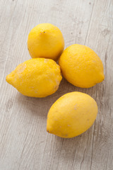 Limoni posati su un tavolo di legno