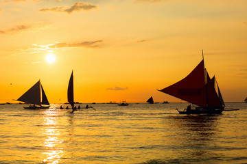 Obraz na płótnie Canvas Sunset sailing