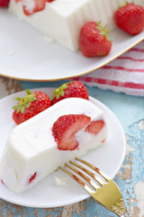 Yogurt strawberry tart c