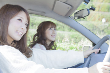 友達とドライブする笑顔の女性