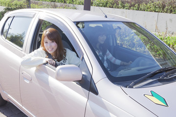 初心者マークを貼って運転する女性