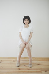 Fototapeta premium 椅子に座る女性