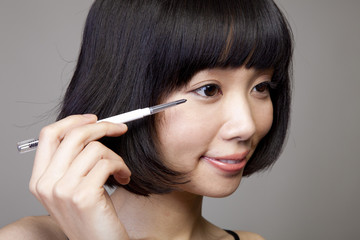 Obraz premium アイラインを引く女性