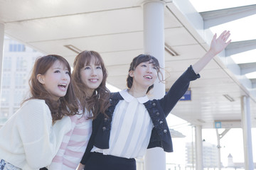 友達とタクシーを止める女性