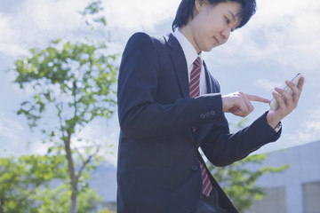 スマートフォンを見るビジネスマン