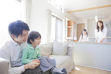 Obraz premium リビングでくつろぐ家族