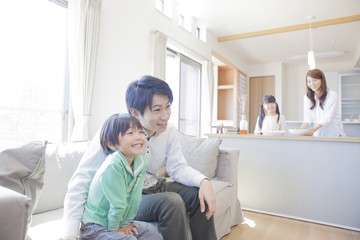 Obraz premium リビングでくつろぐ家族