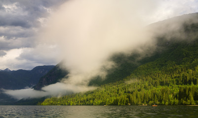 Mglisty poranek nad górskim jeziorem Bohinj © Mike Mareen