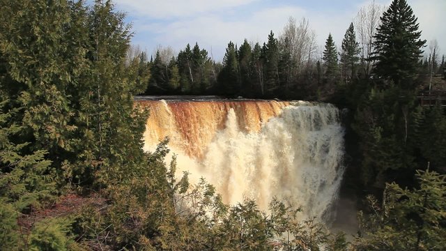 Wasserfall in den Bergen in Kanada in Ontario