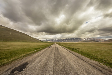Fototapeta premium bad weather on the road to Castelluccio, Italy