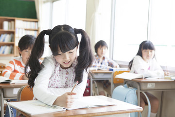 教室で勉強する小学生