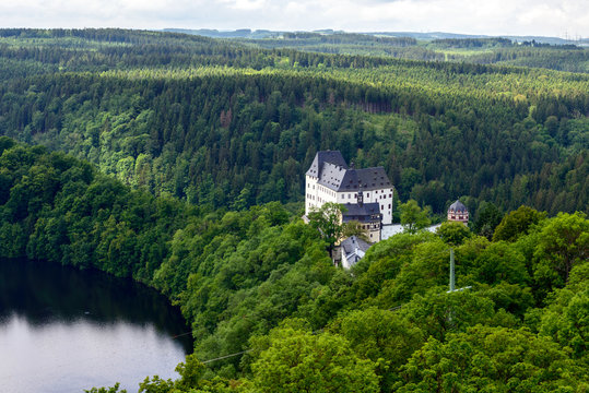 Schloss Burgk an der Talsperre Burgkhammer im Vogland