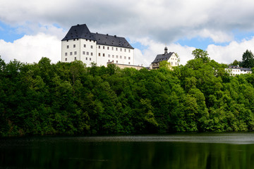 Fototapeta na wymiar Schloss Burgk an der Talsperre Burgkhammer im Vogland