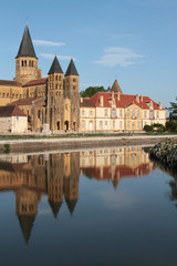 Fototapeta na wymiar La Basilique de Paray-le-Monial et son reflet