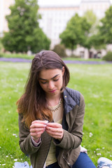Fototapeta premium Junge Frau im Stadtpark und der Innenstadt