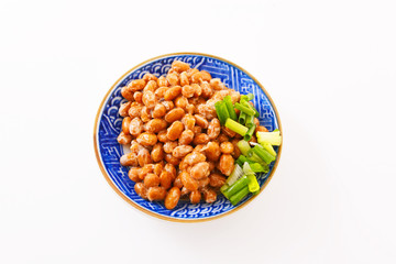 小皿に入れた納豆