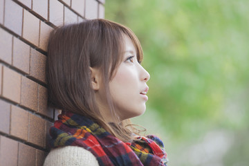 マフラーと手袋をした女性