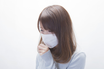 咳をするマスクをした女性