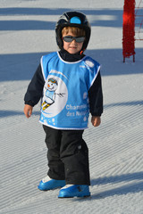 Fototapeta na wymiar enfant ski