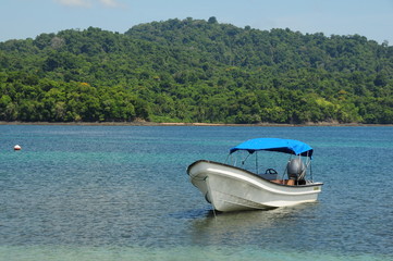 Boot im Meer mit Insel