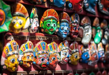 Vitrage gordijnen Nepal Souvenirmaskers op de Nepalese markt