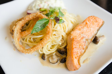 Spagetti salmon