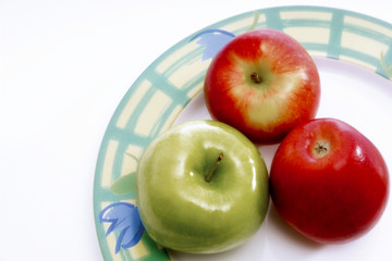 Drei Äpfel auf Teller