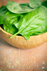 green spinach leaves in bowl