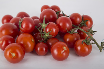 pomodorini a grappolo biologici appena raccolti