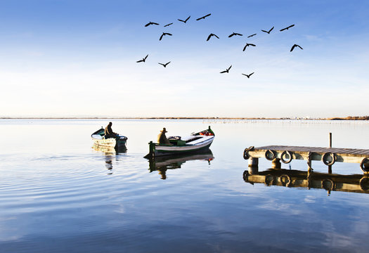 Pescadores En Sus Barcas Salen A Pescar