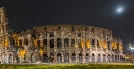 Fototapeta na wymiar Kolosseum in Rom bei Nacht