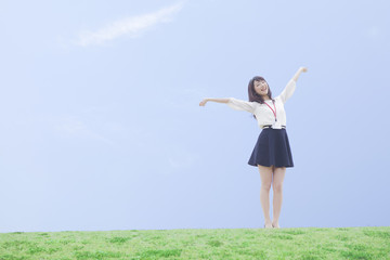 伸びをする女性