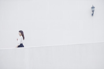 スロープを歩く女性