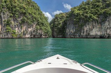 Fototapeta na wymiar Travel by boat to beautiful southern sea of Thailand