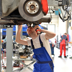 KFZ Mechaniker // mechanic in car workshop