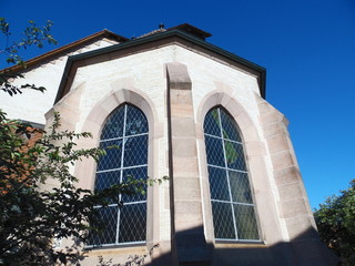 Kirche - Rückseite mit Fenstern
