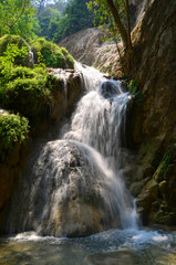 Obrazy na Plexi  Wodospad leśny Eravan, Tajlandia